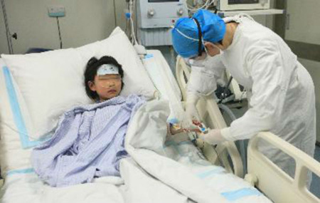 Nhân viên y tế chăm sóc em bé bị nhiễm cúm A/H7N9 tại bệnh viện Ditan Bắc Kinh ngày 12/4.